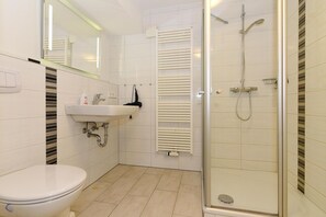 Shower, hair dryer - Ferienwohnung in Wyk-Boldixum auf Foehr (Wyk-Boldixum)