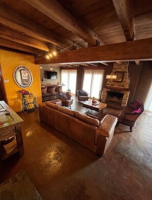 TV, fireplace, stereo - Beautiful Cabin Downtown Tapalpa Oven Mud Barbecue Grill 4 Room 12 ppl TV Wifi (Tapalpa)