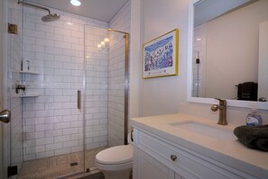 Baignoire, sèche-cheveux, serviettes fournies