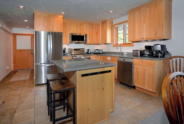 Coffee/tea maker, fridge, microwave, oven