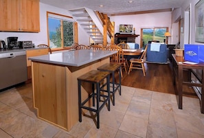 Dining - Cottonwood Comfort, Ski in/out, Hot tub, Dog friendly (Mt Crested Butte)