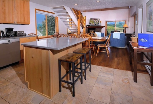 Cottonwood Comfort, Ski in/out, Hot tub, Dog friendly