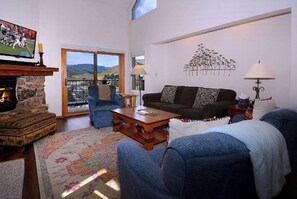 TV, fireplace, offices - Cottonwood Comfort, Ski in/out, Hot tub, Dog friendly (Mt Crested Butte)