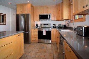 Coffee/tea maker, fridge, microwave, oven - Cottonwood Comfort, Ski in/out, Hot tub, Dog friendly (Mt Crested Butte)