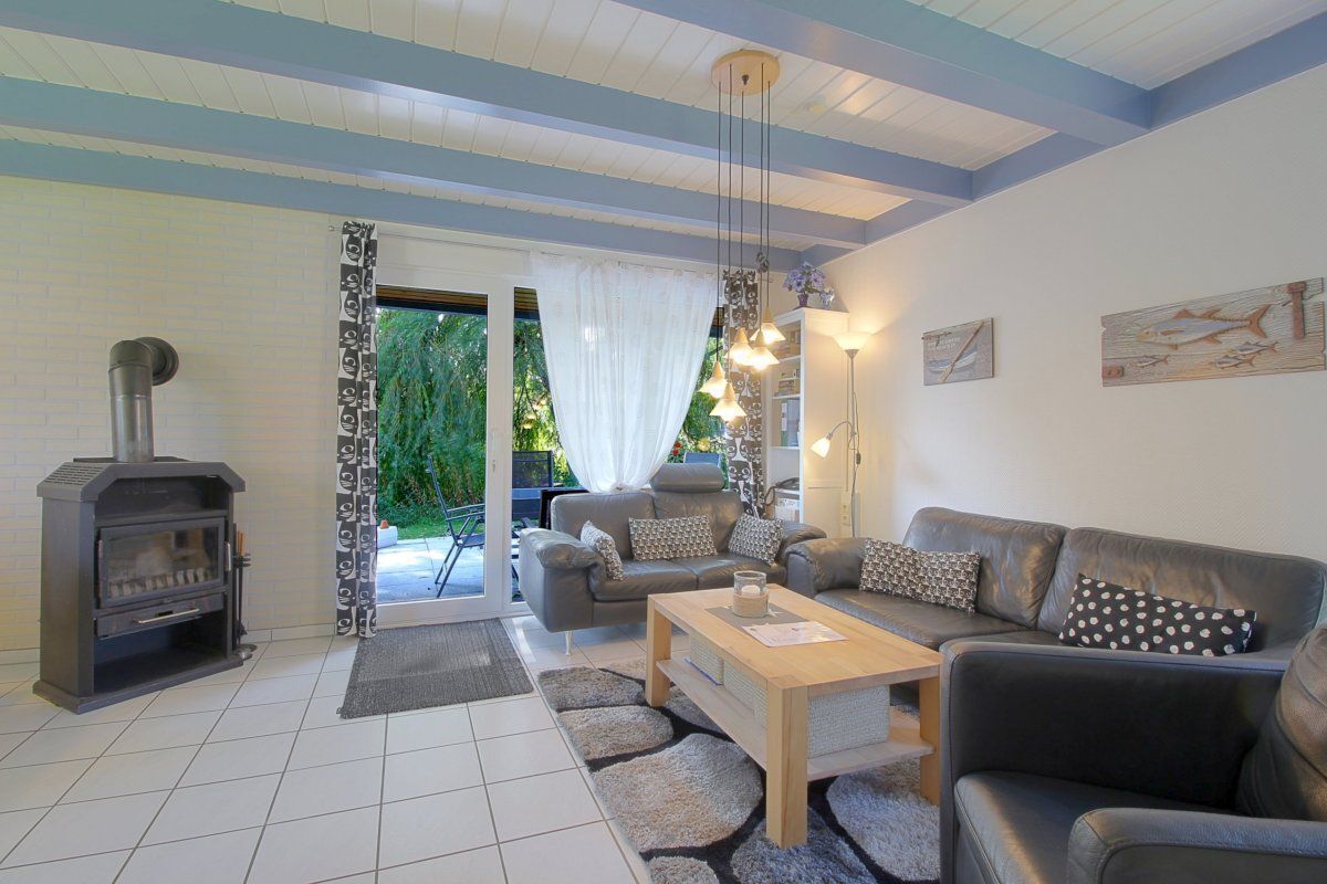 Televisión y chimenea 