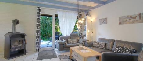 Una televisión, una chimenea