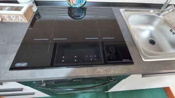 Frigorifero, forno, piano cottura, bollitore elettrico