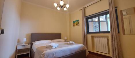 1 soverom, lydisolert, strykejern/-brett og reiseseng for barn