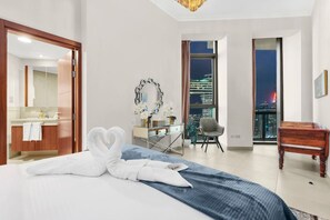 2 habitaciones, escritorio y tabla de planchar con plancha 