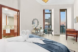 2 makuuhuonetta, työpöytä, silitysrauta/-lauta, vauvan matkasänky