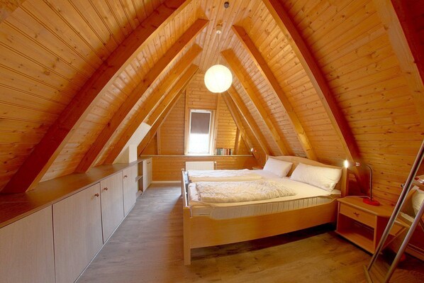 2 bedrooms, travel cot, WiFi