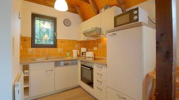 Frigorífico, microondas, horno y lavavajillas