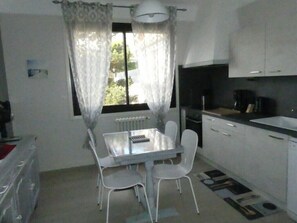 Fridge, microwave, oven, stovetop - BEAUTIFUL 70M2 F3 APARTMENT (Amélie-les-Bains-Palalda)