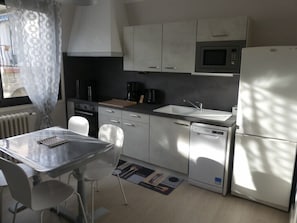 Kylskåp, mikrovågsugn, ugn och spishäll