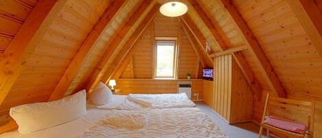 2 bedrooms, travel cot, WiFi