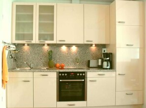 Kühlschrank, Mikrowelle, Ofen, Geschirrspüler