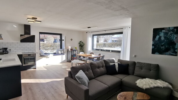 A modern living space with a kitchen, dining area, and seating area. - Unique and modern apartment with designer bathroom and terrace (Petting)