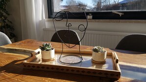 A wooden table with two potted succulents and a wireframe sculpture. - Unique and modern apartment with designer bathroom and terrace (Petting)