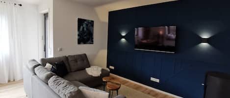 Smart-TV, Kamin, Videospiele, Bücher