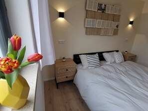 2 bedrooms, travel cot, WiFi, bed sheets
