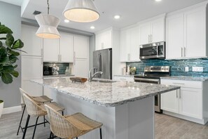 Fridge, microwave, oven, stovetop - ⚓The Oasis at One Particular Harbor! Modern tropical condo in Margaritaville!⚓🐕🌅 (Bradenton)