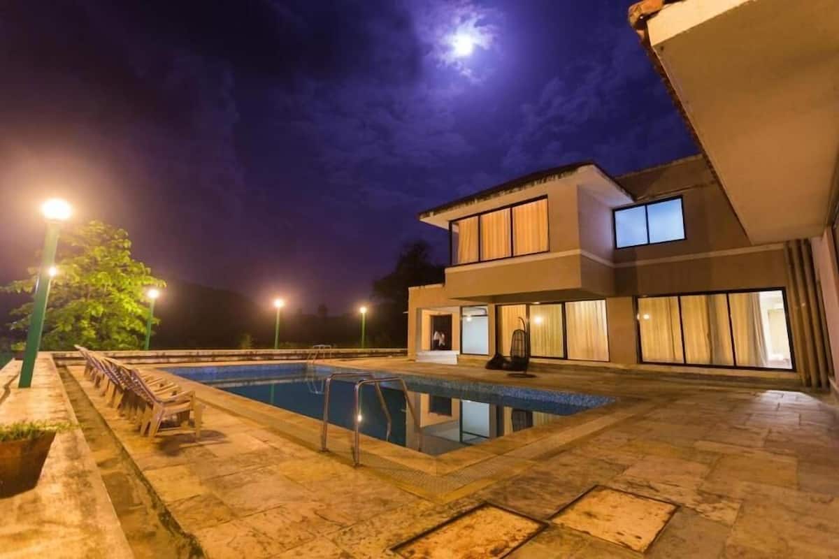 Premium villa, meerdere bedden | 1 slaapkamer, beddengoed