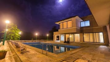 Villa Premium, varias camas | 1 habitación y ropa de cama