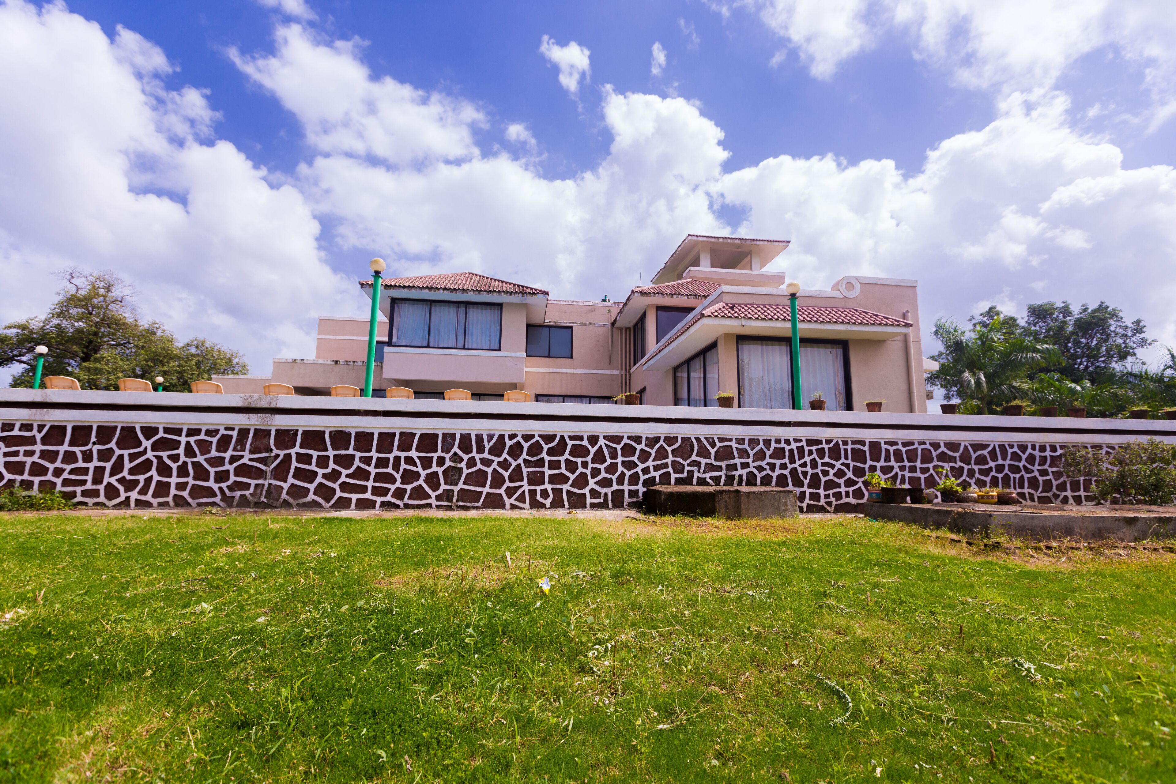 Una casa moderna de dos pisos con fachada de piedra y techo plano.