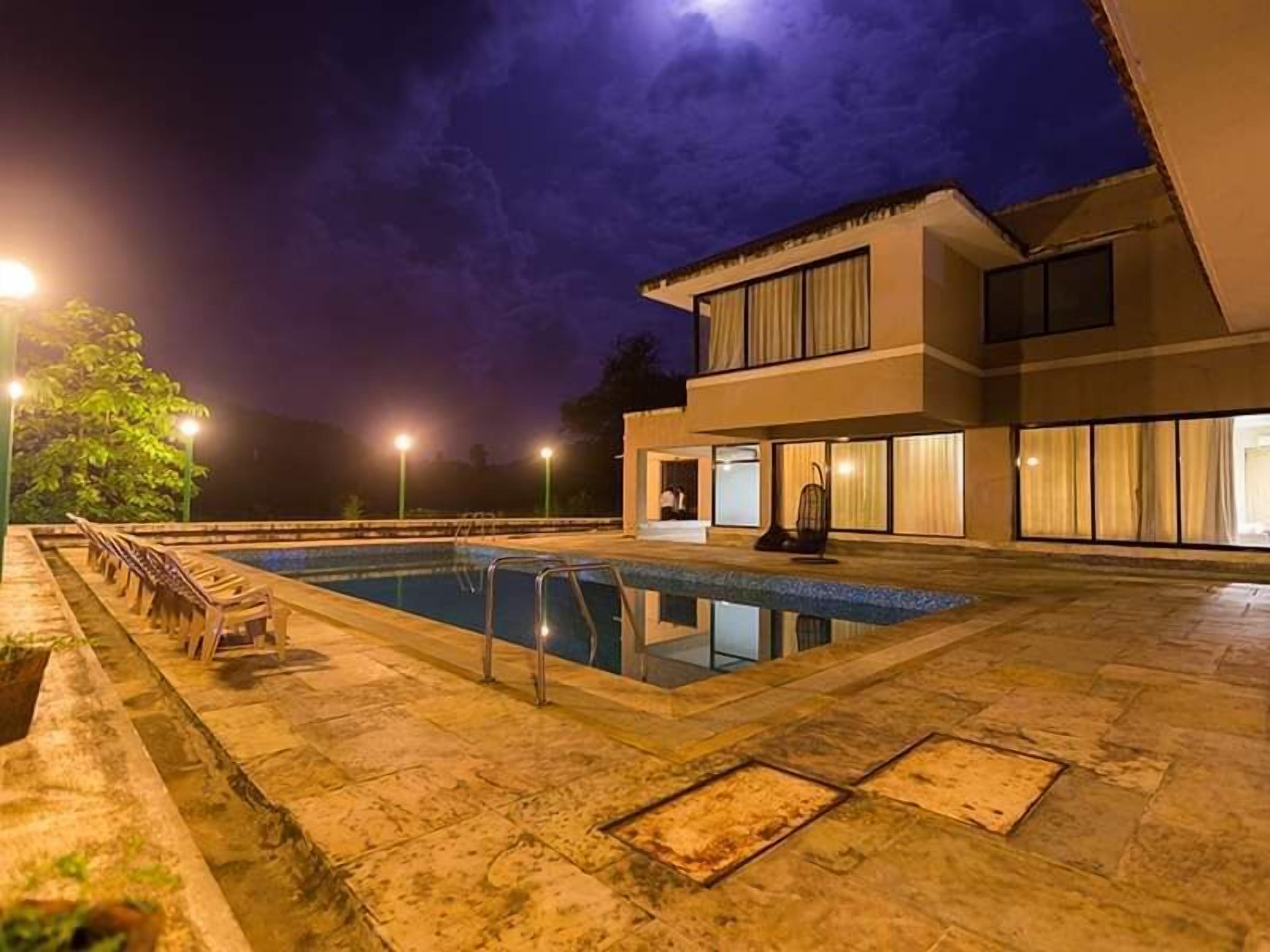 Un edificio moderno de dos pisos con piscina.