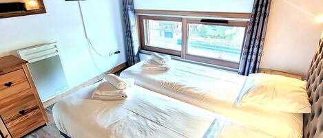 2 habitaciones y tabla de planchar con plancha