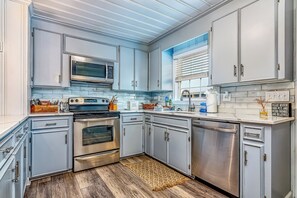 Kjøleskap, mikrobølgeovn, ovn og kokeplater