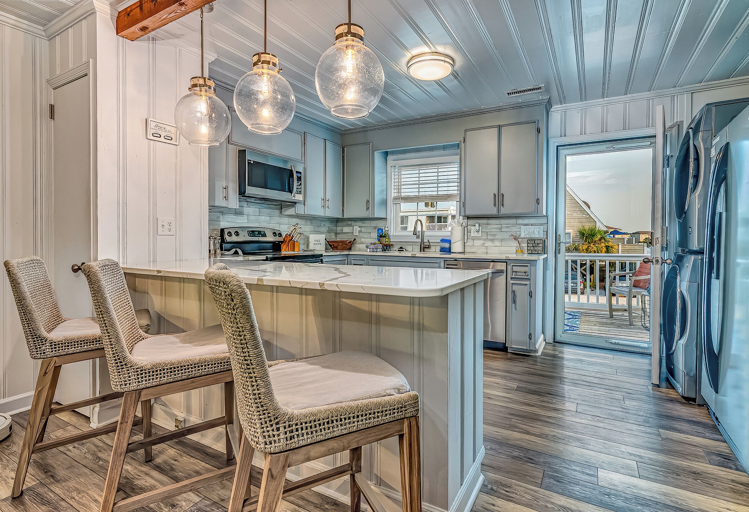 Full-sized fridge, microwave, oven, stovetop