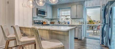 Refrigerador con congelador, microondas, horno y parrilla de estufa