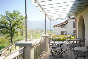 Outdoor dining - Elegant Villa in Figline, near the Mall,A/C,Sauna,saltwater heatable pool,sl 18 (Toscana)