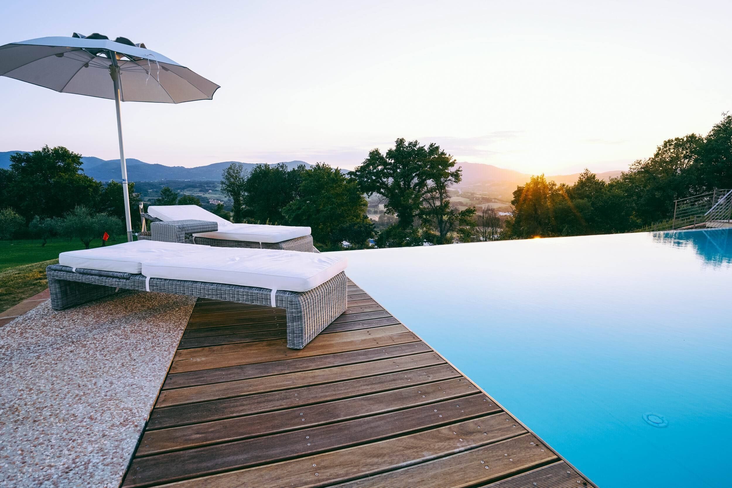 Utendørsbasseng og et oppvarmet basseng