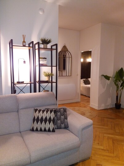 Magnificent apartment in character residence with swimming pool