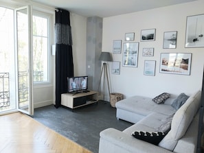 TV - Magnificent apartment in character residence with swimming pool (Aix-les-Bains)