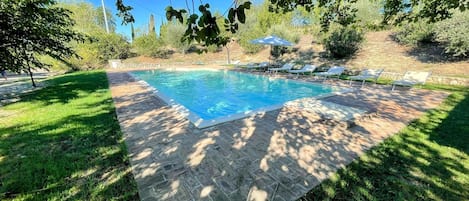 Piscina all'aperto, ombrelloni da piscina, lettini
