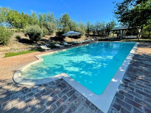 Piscine extérieure, parasols, chaises longues