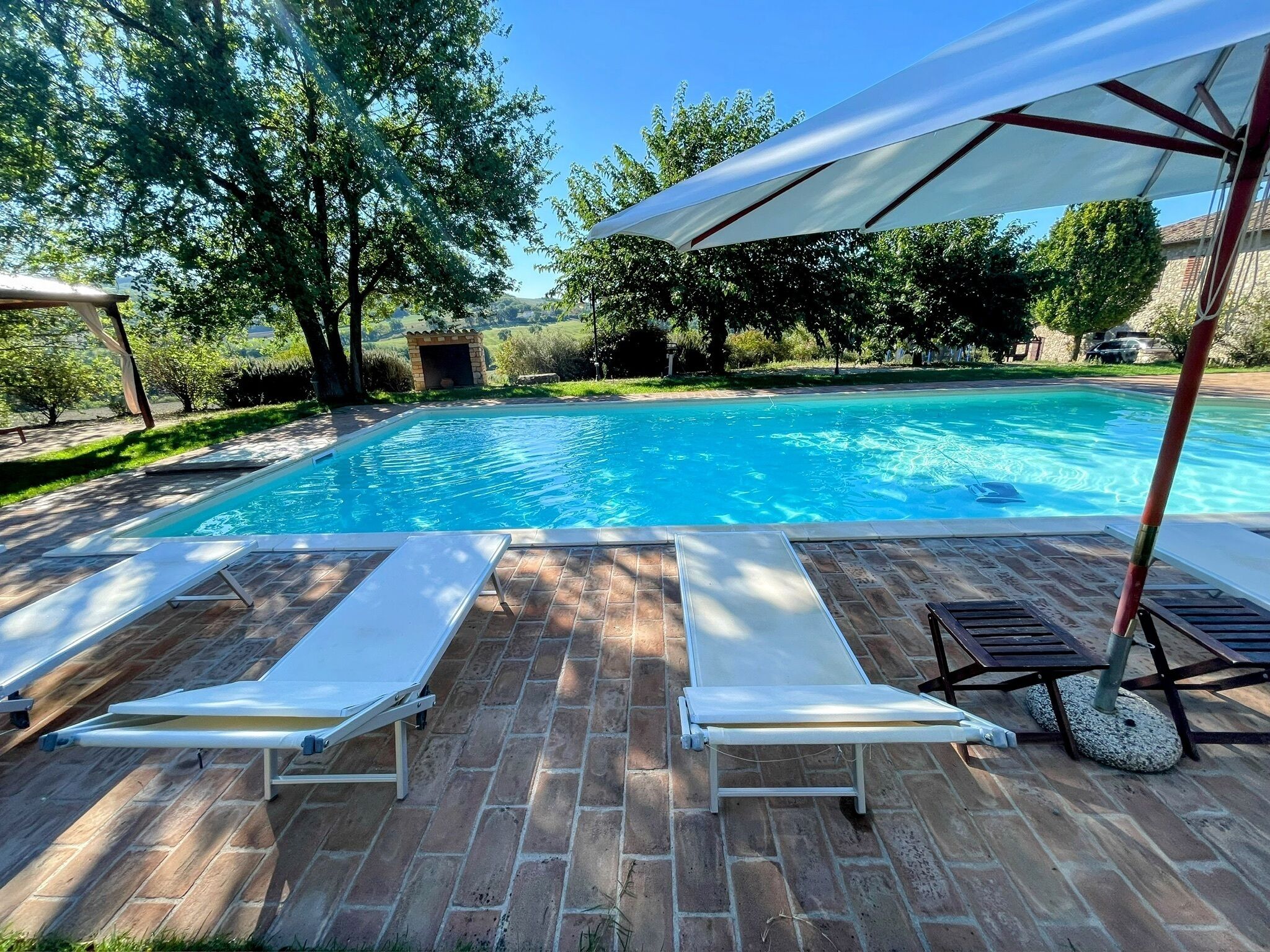 Piscina all'aperto, ombrelloni da piscina, lettini