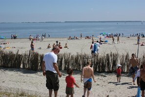 Una spiaggia nelle vicinanze, lettini da mare