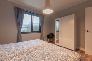 3 bedrooms, desk, WiFi, bed sheets