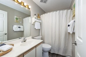 Combined shower/tub, towels