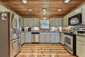 Fridge, oven, stovetop, dishwasher