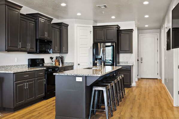 Kühlschrank, Mikrowelle, Ofen, Herdplatte