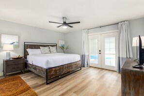 5 makuuhuonetta, työpöytä, silitysrauta/-lauta, vauvan matkasänky