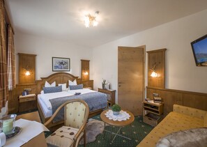 2 soverom, safe på rommet, strykejern/-brett og reiseseng for barn