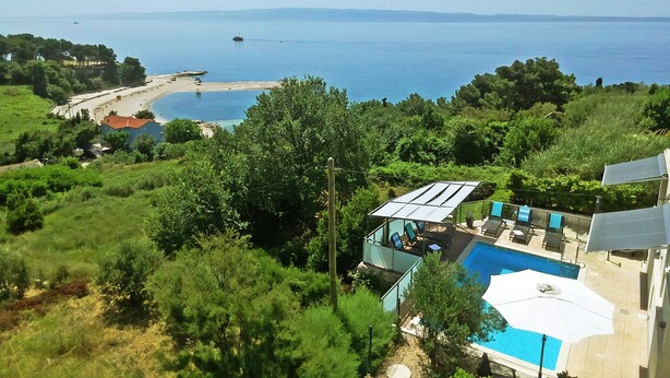 A pool area with sun loungers and a view of the sea. - ☆ Luxury apartment ☆ Heated pool ☆ Private parking (split)
