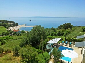 A pool area with sun loungers and a view of the sea. - ☆ Luxury apartment ☆ Heated pool ☆ Private parking (split)