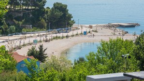 A coastal beach with a clear view of the sea, a sandy shore, and a few trees. - ☆ Luxury apartment ☆ Heated pool ☆ Private parking (split)